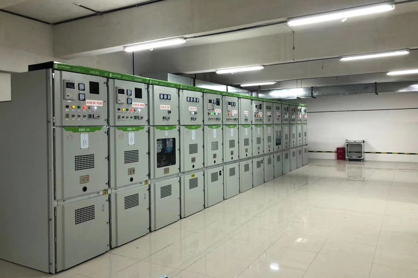 凱里市友莊南路十二號大院配電房設(shè)備安裝順利完成
