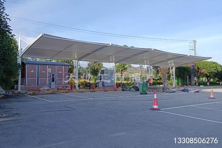2023年8月12日，云南文山服務(wù)區(qū)充電站車棚順利竣工